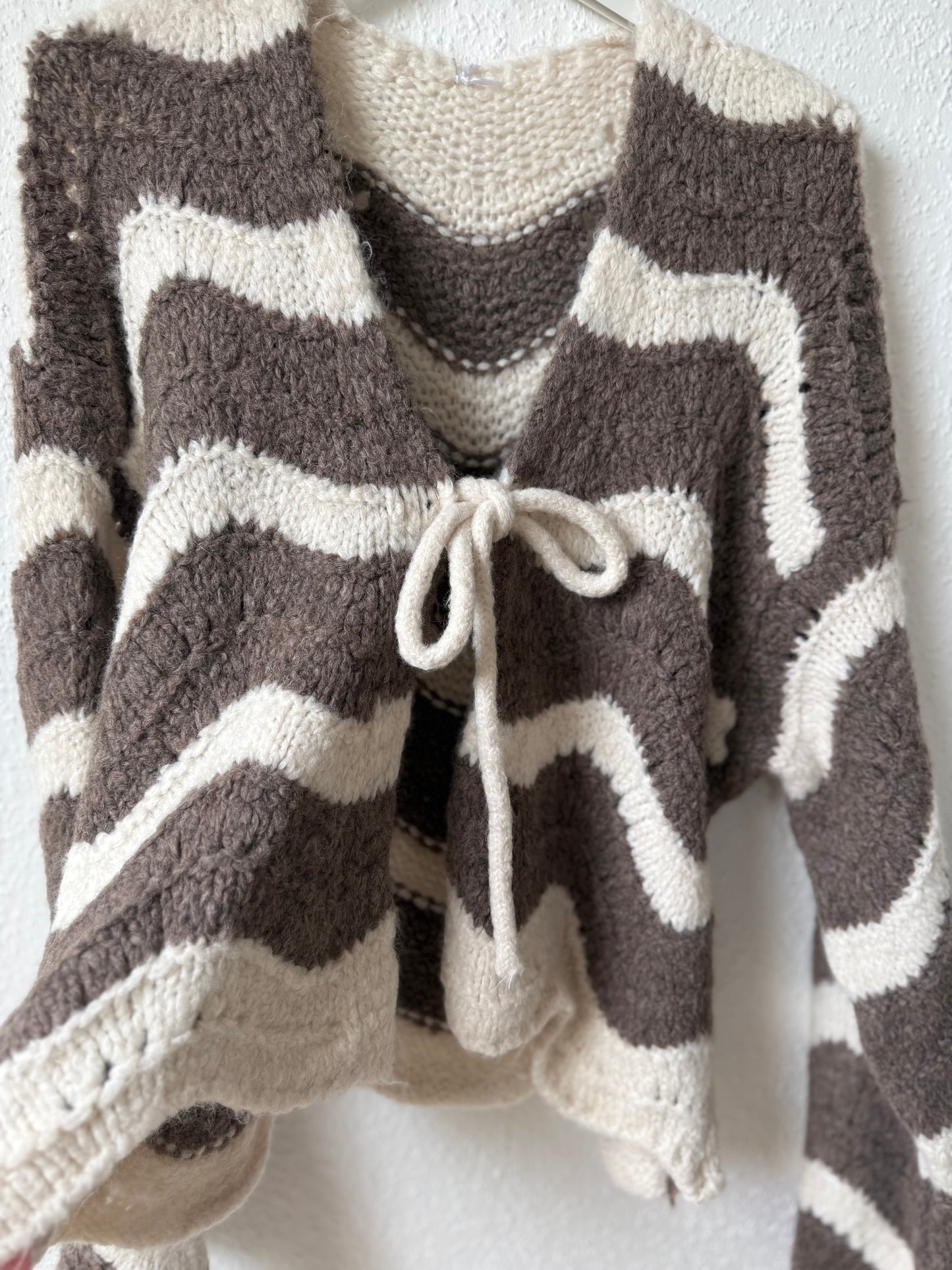 Gestreifter Cardigan mit Schleife