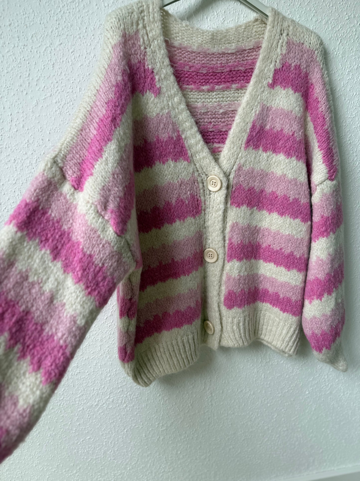 Warme Strickjacke gestreift