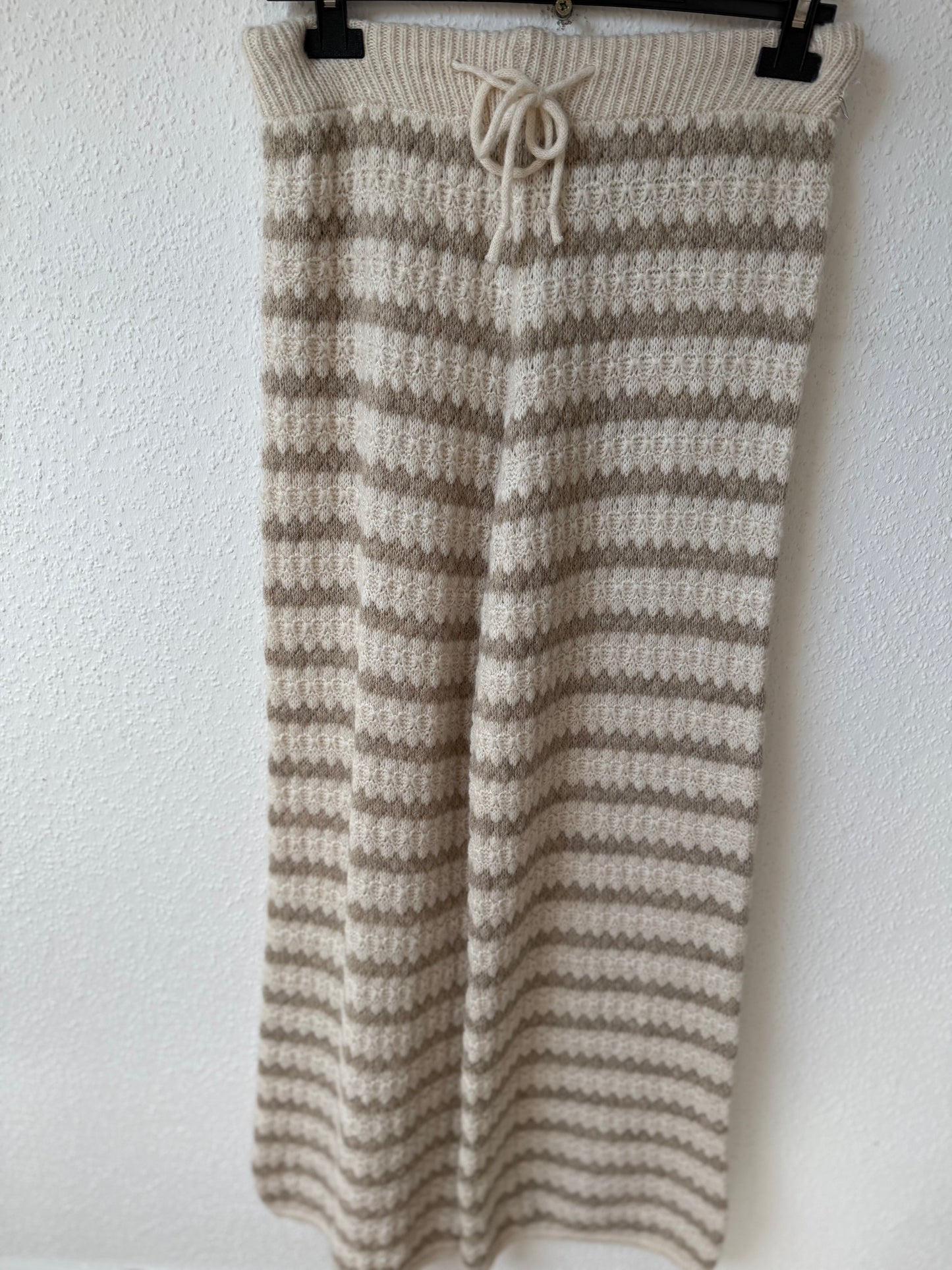 Lockere Strickhose gestreift Beige
