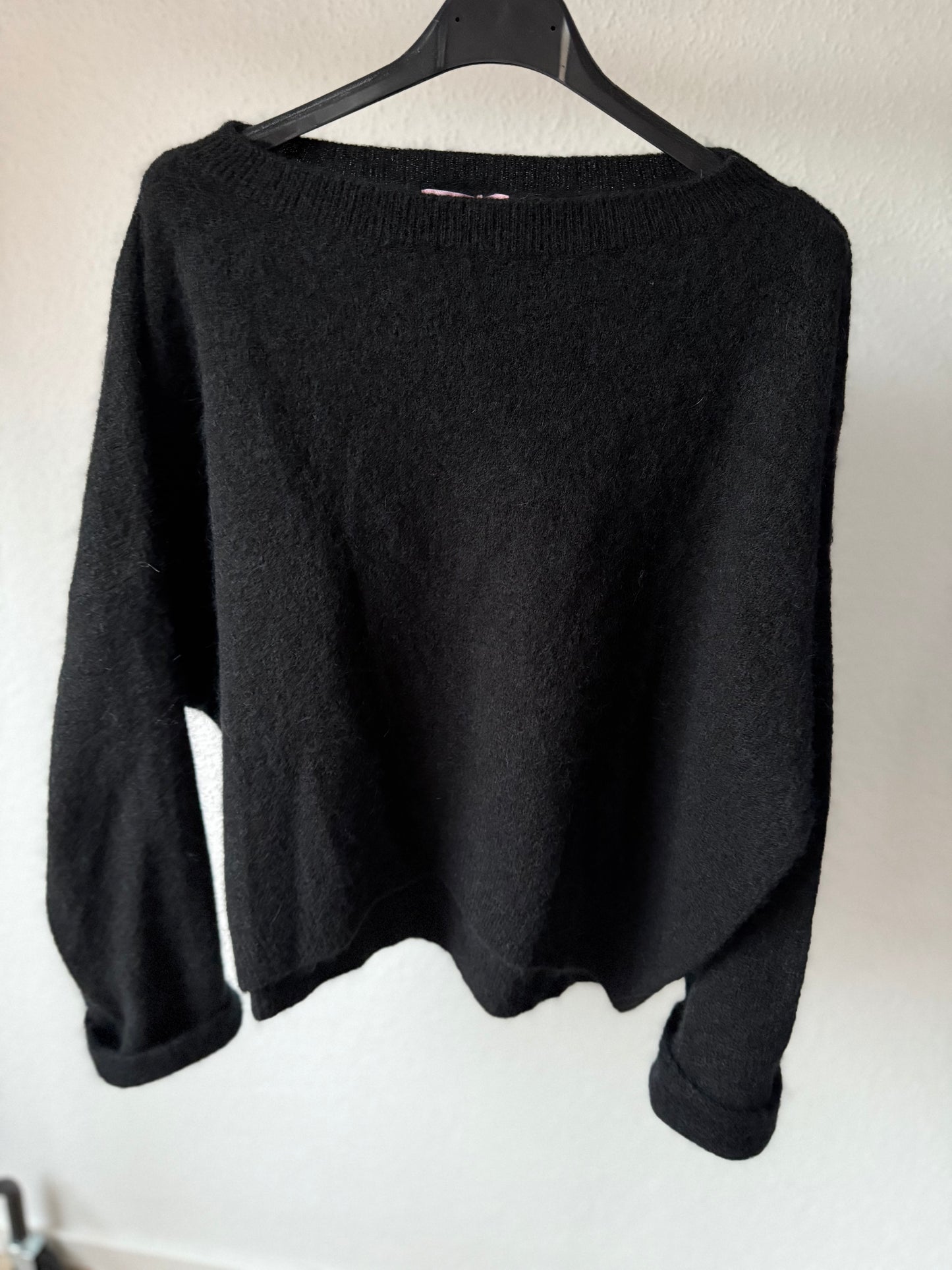 Weicher Pullover ,,Baby Alpaca“ Umschlagarm schwarz