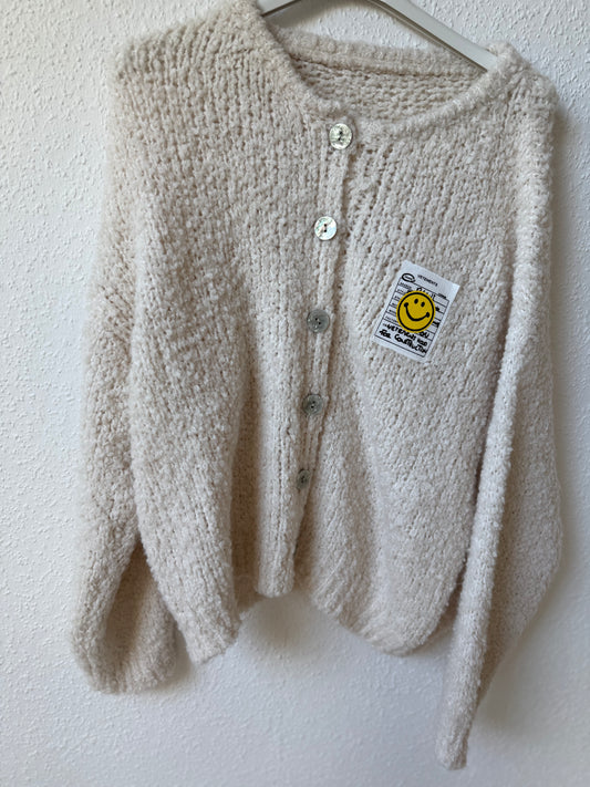 Flauschiger Smiley Cardigan weiß