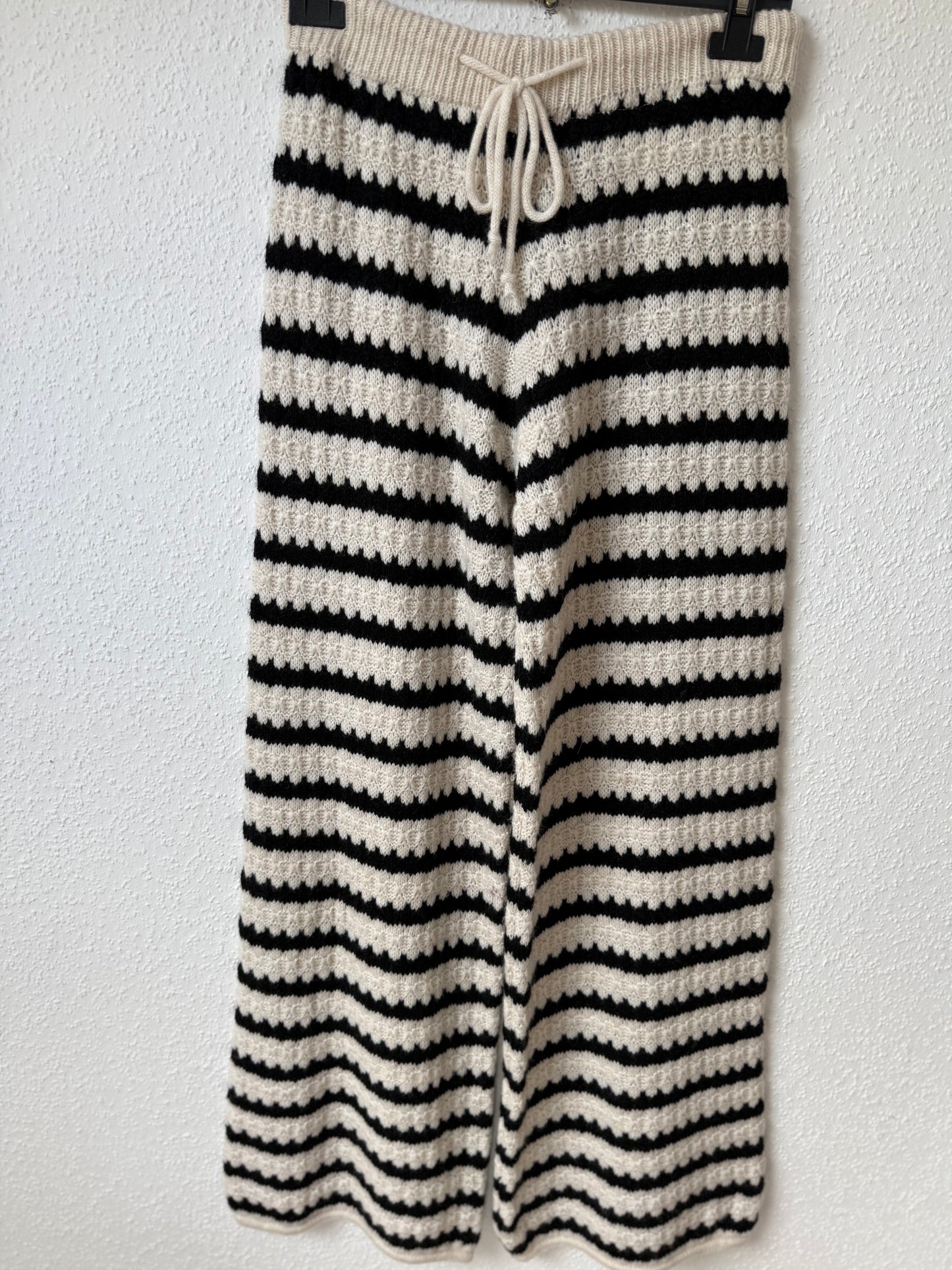 Lockere, gestreifte Strickhose schwarz