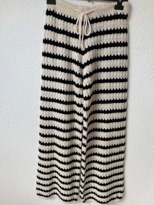 Lockere, gestreifte Strickhose schwarz