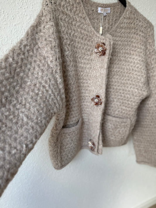 Warme Strickjacke mit Blumen-Knöpfen