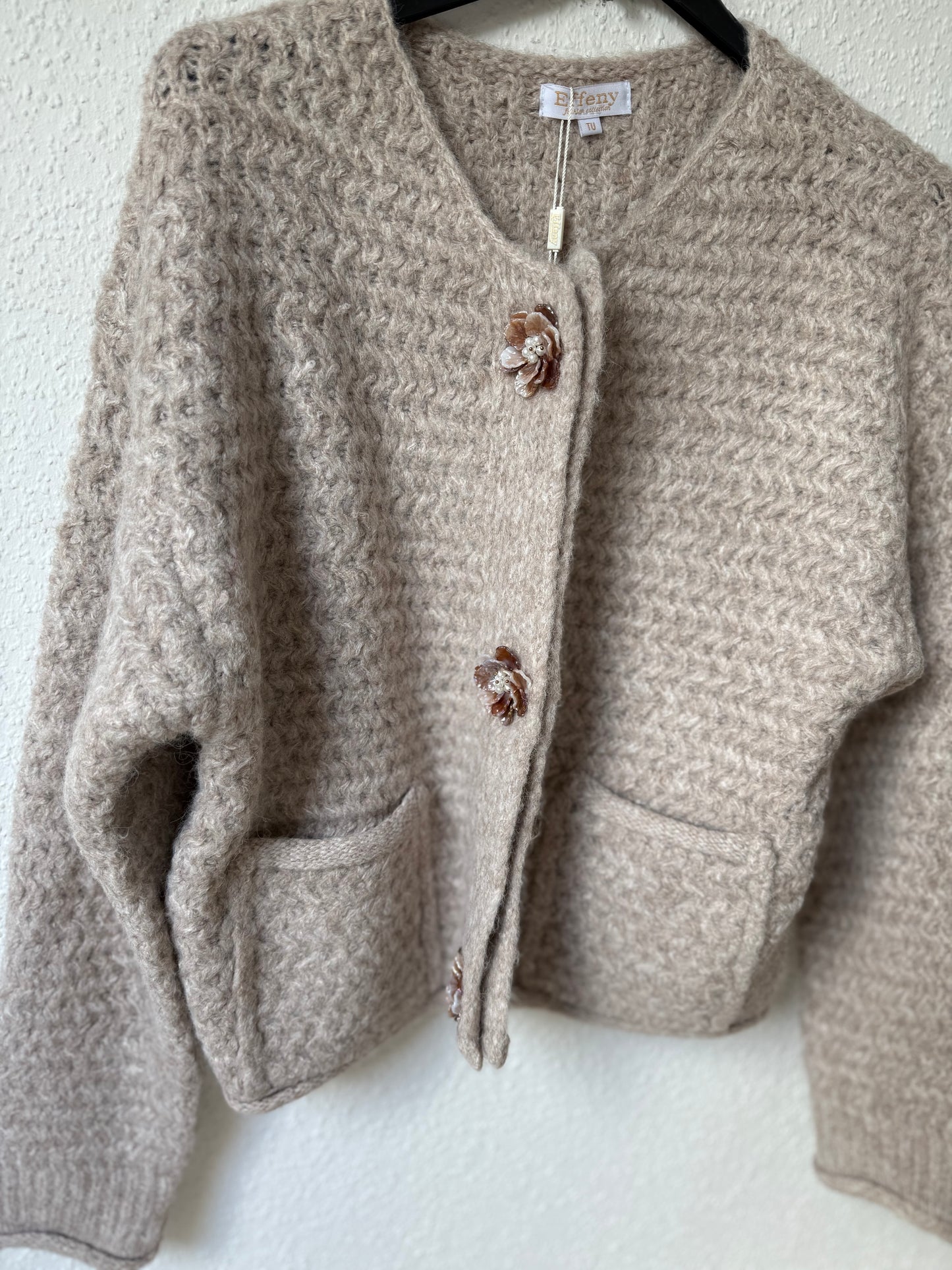 Warme Strickjacke mit Blumen-Knöpfen