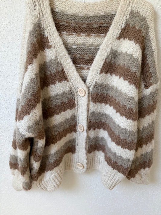 Warme, gestreifte Strickjacke