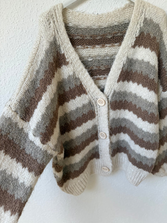 Warme, gestreifte Strickjacke