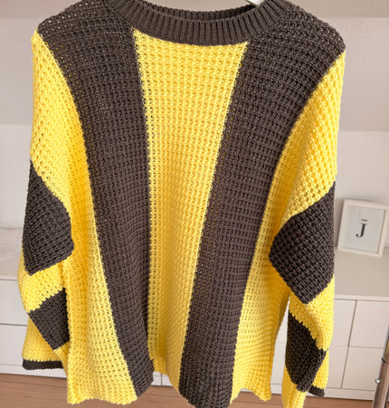 Gestreifter Pullover mit weiten Ärmeln