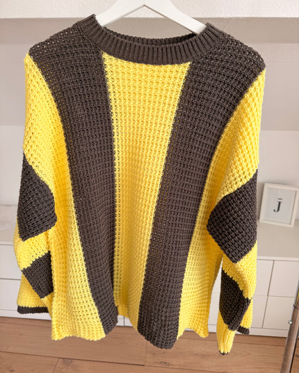 Gestreifter Pullover mit weiten Ärmeln