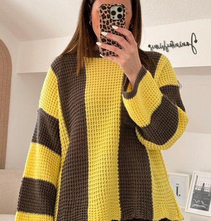 Gestreifter Pullover mit weiten Ärmeln