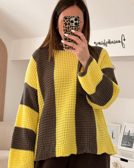 Gestreifter Pullover mit weiten Ärmeln
