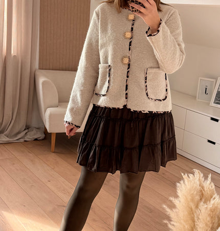 Jacke mit Leopardenbesatz und goldenen Broschen: