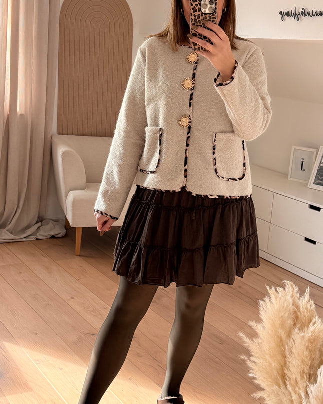 Jacke mit Leopardenbesatz und goldenen Broschen: