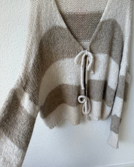 Gestreifter Cardigan mit Schleife