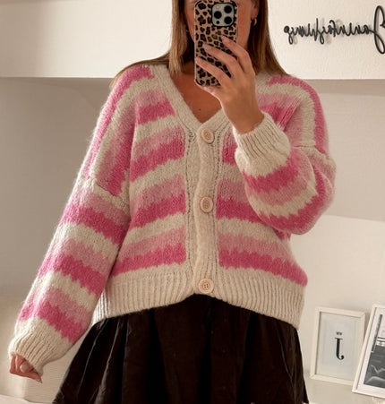 Warme Strickjacke gestreift