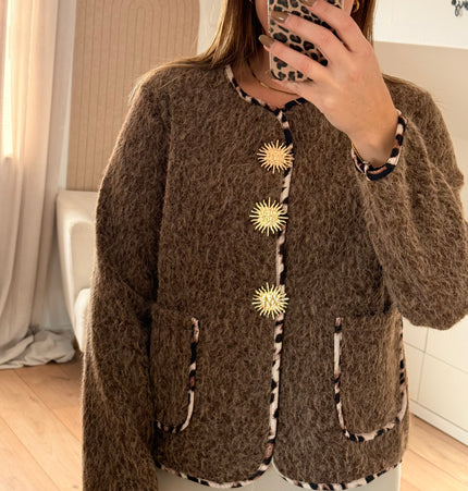 Jacke mit Leopardenbesatz und goldenen Broschen: