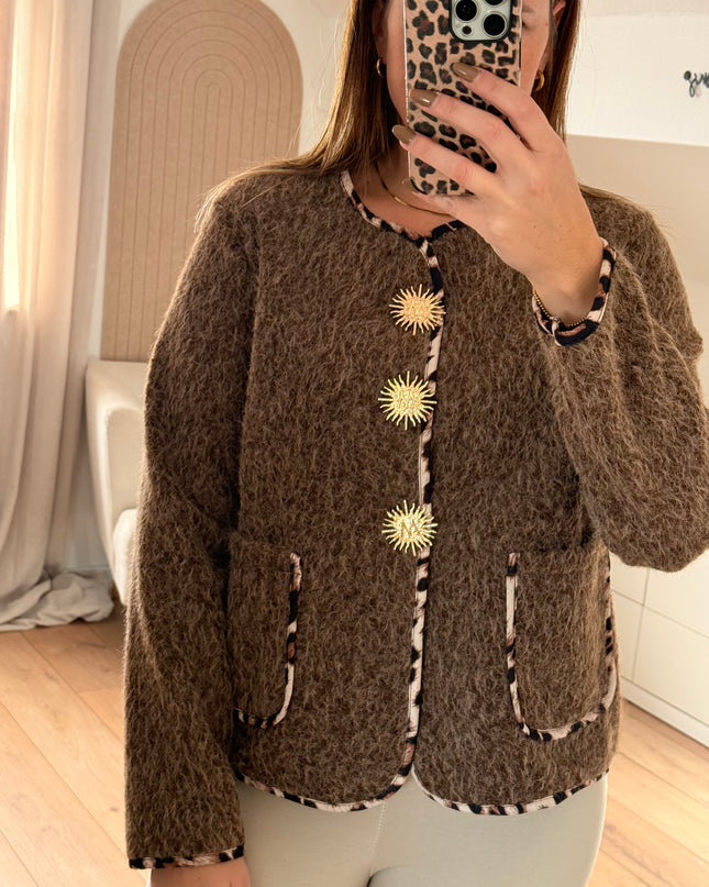 Jacke mit Leopardenbesatz und goldenen Broschen: