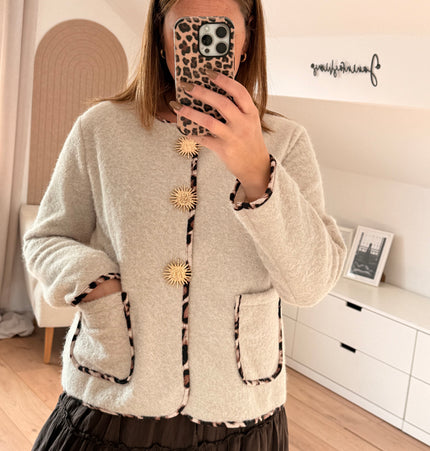 Jacke mit Leopardenbesatz und goldenen Broschen: