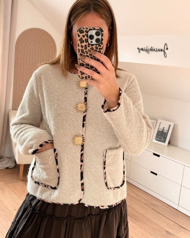 Jacke mit Leopardenbesatz und goldenen Broschen: