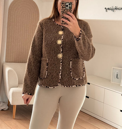 Jacke mit Leopardenbesatz und goldenen Broschen:
