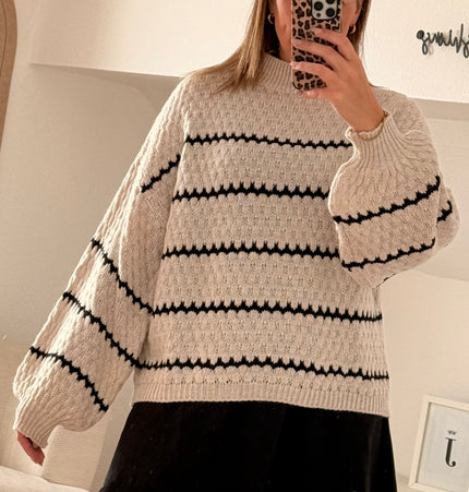 Großer gestreifter Pullover