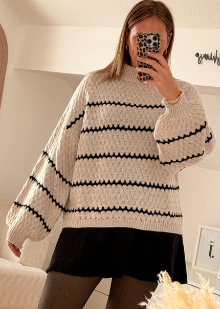 Großer gestreifter Pullover