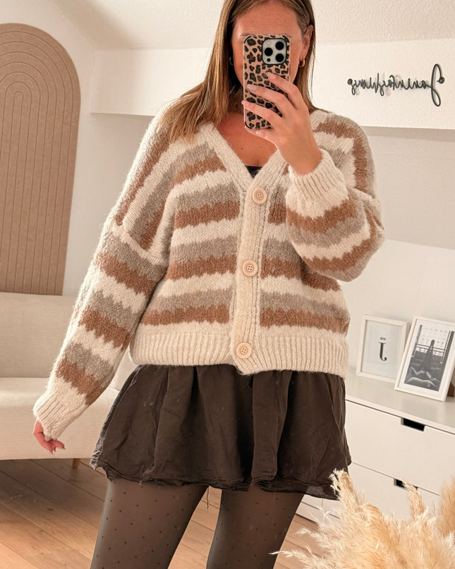 Warme, gestreifte Strickjacke