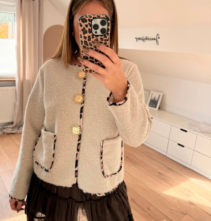 Jacke mit Leopardenbesatz und goldenen Broschen: