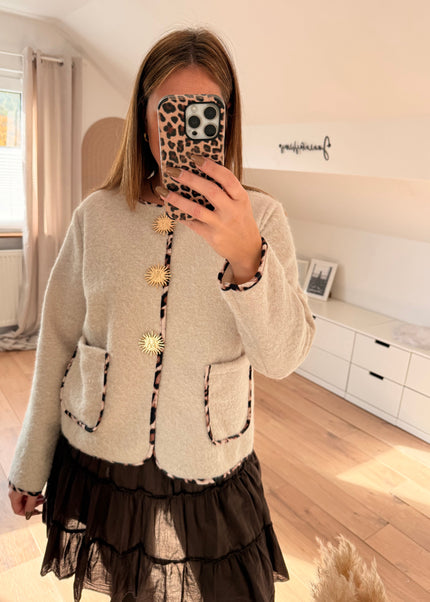 Jacke mit Leopardenbesatz und goldenen Broschen:
