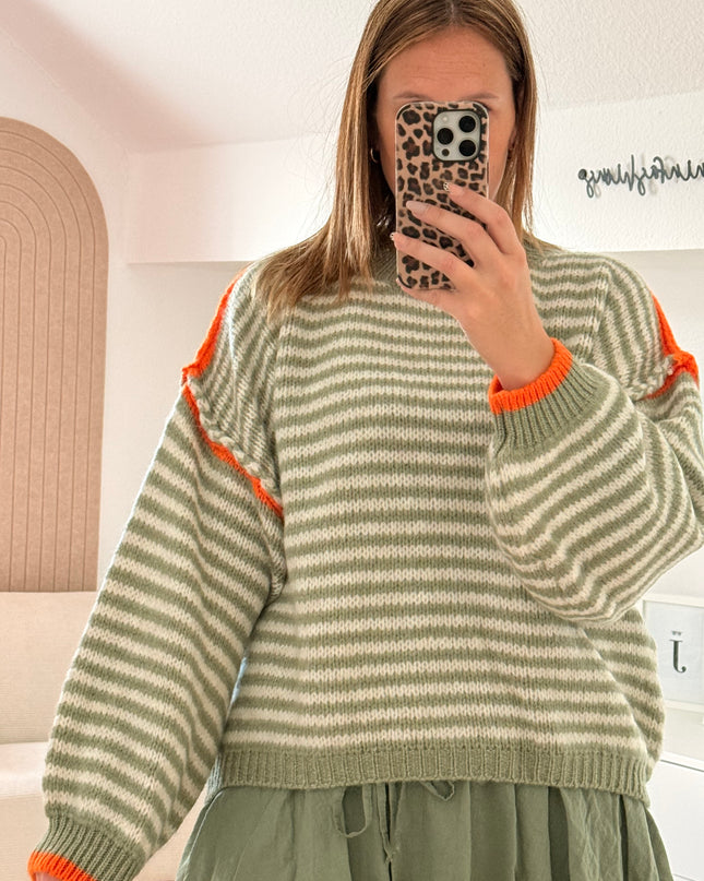 Oversize-Pullover aus gestreiftem Strick