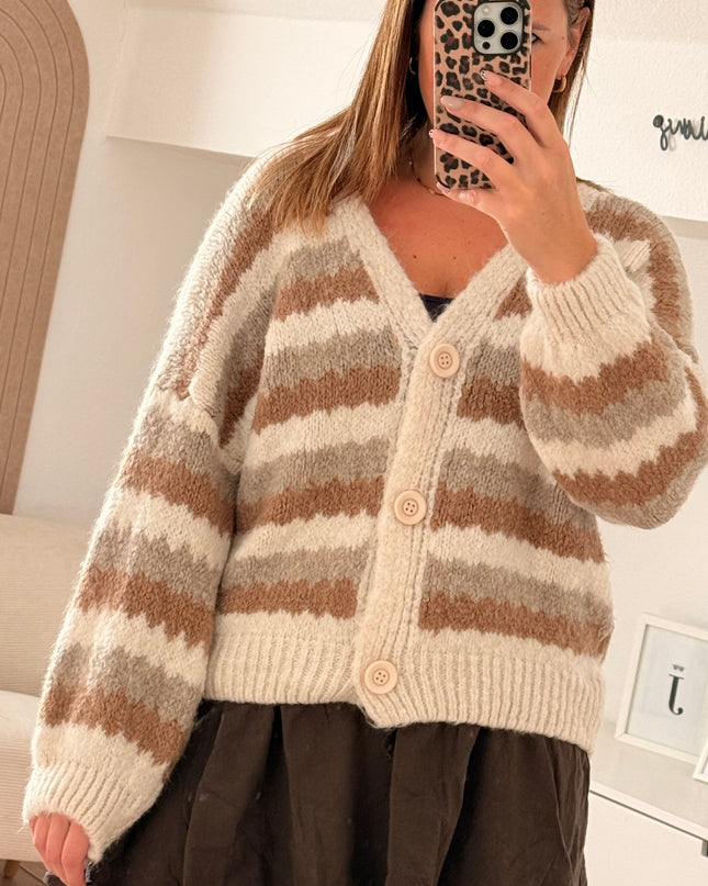 Warme, gestreifte Strickjacke