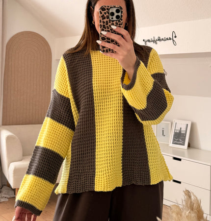Gestreifter Pullover mit weiten Ärmeln
