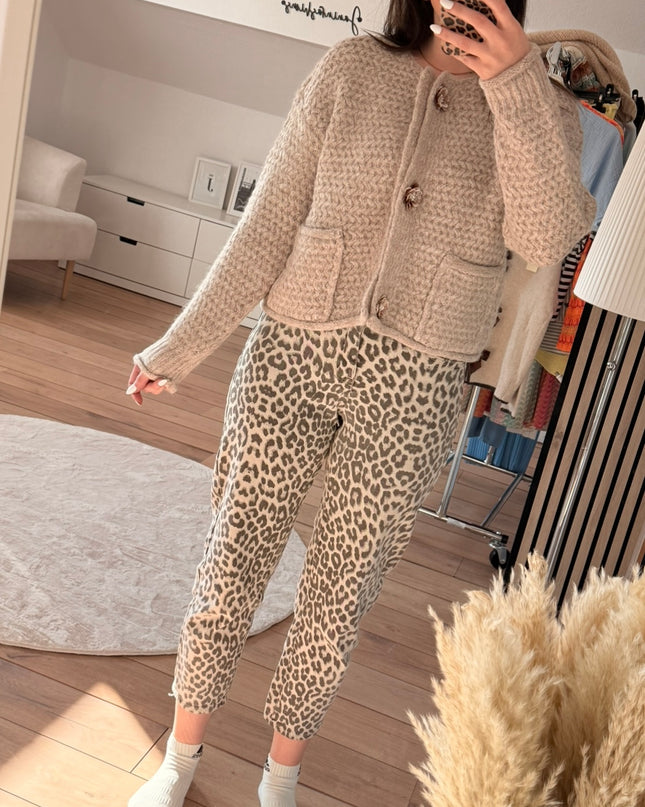 Warme Strickjacke mit Blumen-Knöpfen