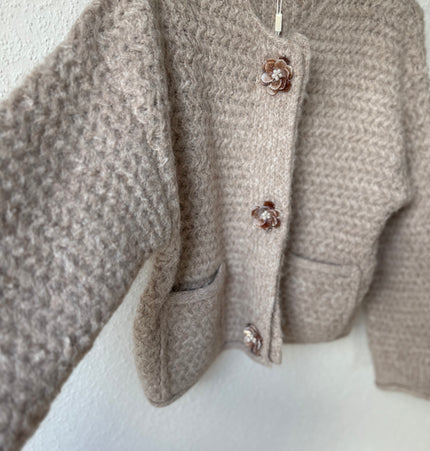 Warme Strickjacke mit Blumen-Knöpfen