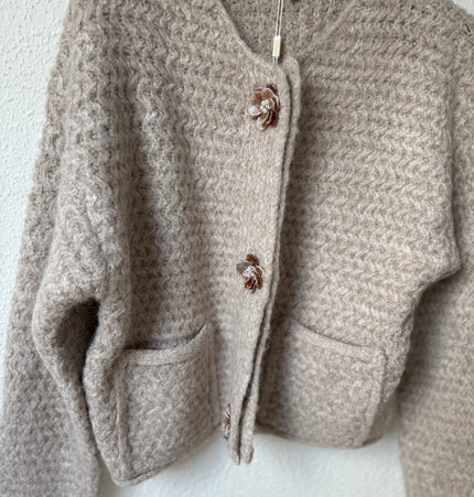 Warme Strickjacke mit Blumen-Knöpfen