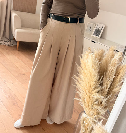 Weite, lockere Hose mit Gürtel