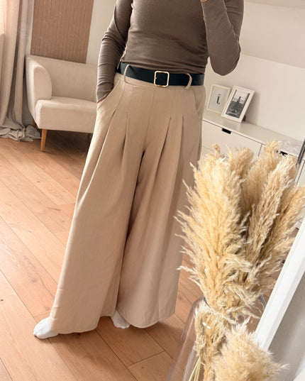 Weite, lockere Hose mit Gürtel