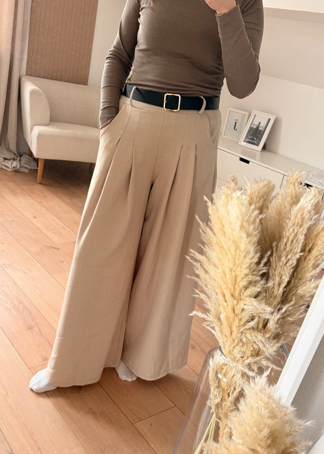Weite, lockere Hose mit Gürtel
