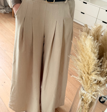 Weite, lockere Hose mit Gürtel