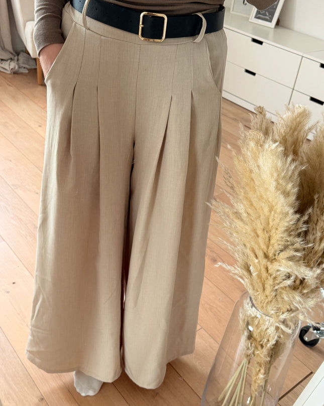 Weite, lockere Hose mit Gürtel