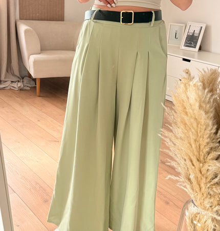 Weite, lockere Hose mit Gürtel