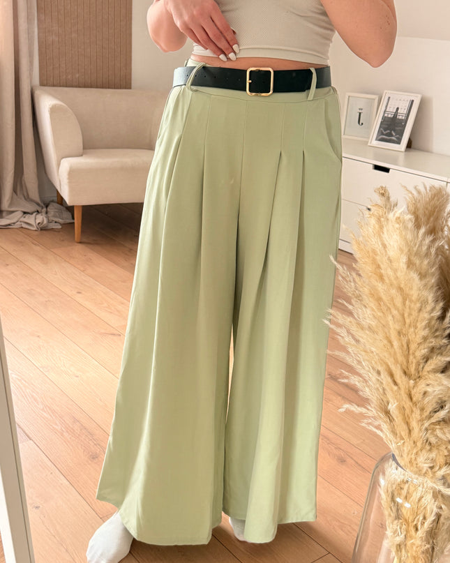 Weite, lockere Hose mit Gürtel